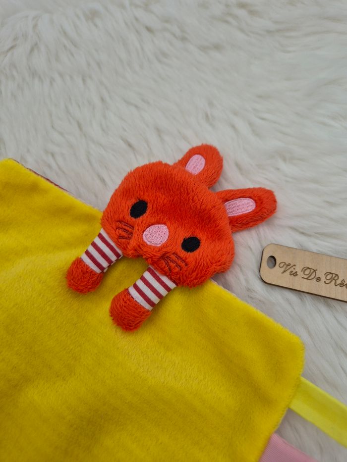 Doudou plat Carré Lapin Rouge Jaune Éditions Tourbillon - photo numéro 3