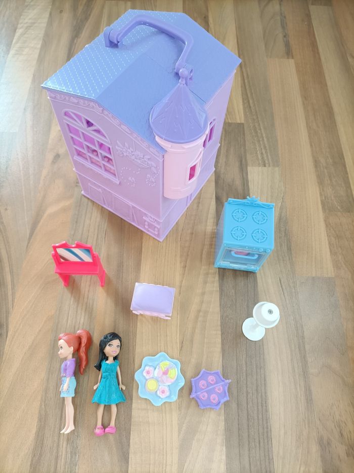 Petit château barbie rose violet avec mobilier et 2 mini barbies - photo numéro 5