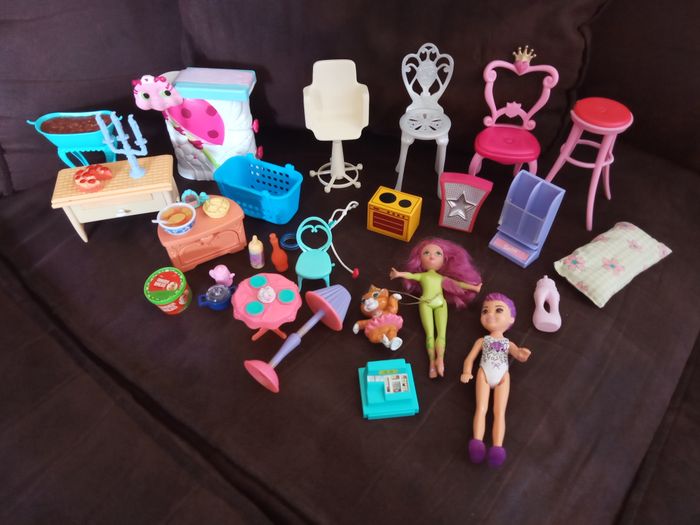 Beau Lot d'Accessoires et Mobilier en Vrac pour poupée Barbie