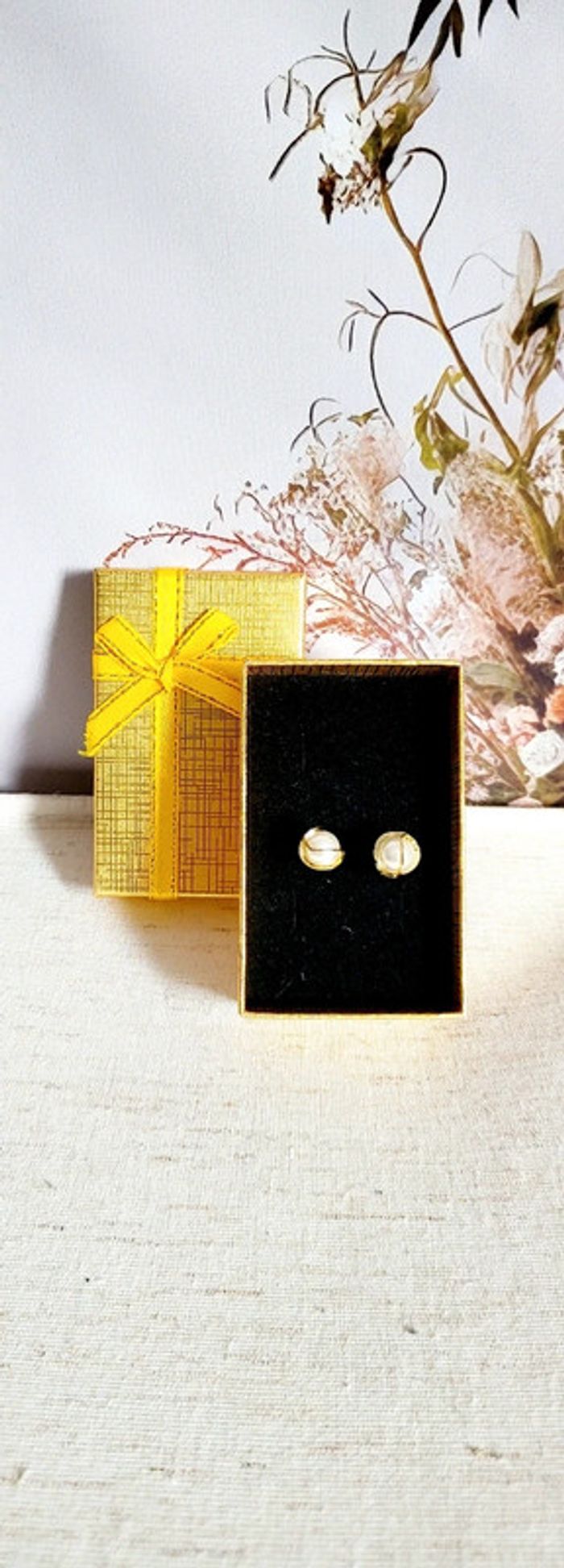 Boucles d’oreilles dorées perles blanches – style minimaliste avec boîte cadeau