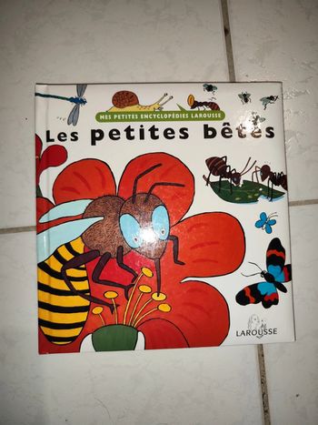 Livre mes petites encyclopédie Larousse les petites bêtes