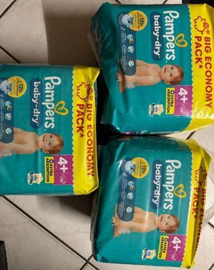 3 paquets de couches Pampers taille 4+