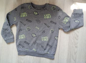 Sweat gris clair motifs skateboard Primark T. 6-7 ans