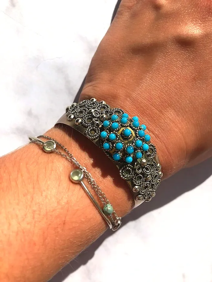 Bracelet manchette vintage en métal argenté et perles turquoise en verre