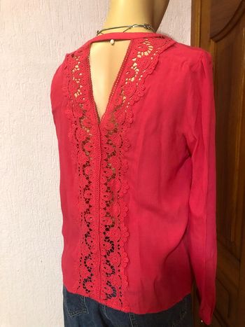 Chemisier rose dentelle dans le dos