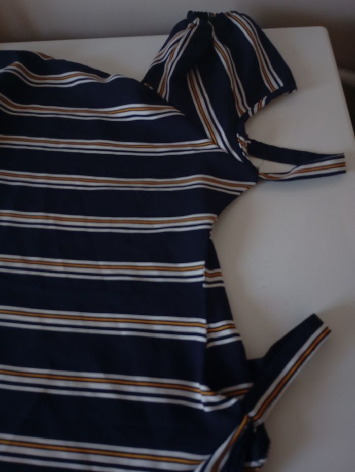 Dessus chemisier.16 ans . Manches courtes. Épaules dénudées. Polyester . Marine ,blanc et jaune .La Halle. Neuf - photo numéro 9