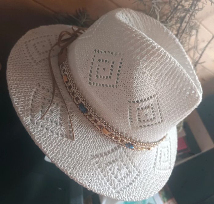 Chapeau blanc taille 56 porté 1 fois - photo numéro 3