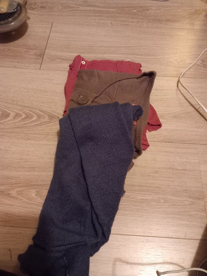 Lot 3 gilets légers (8 ans) - photo numéro 2