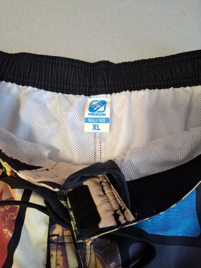 Beau short de bain homme Freegun XL imprimé excellent état - photo numéro 4