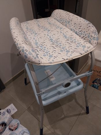 Baignoire et table à langer chicco