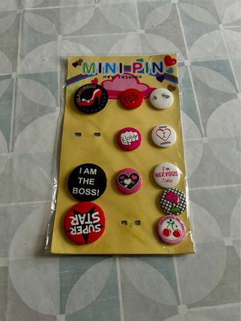 Lot de 11 pins neuf