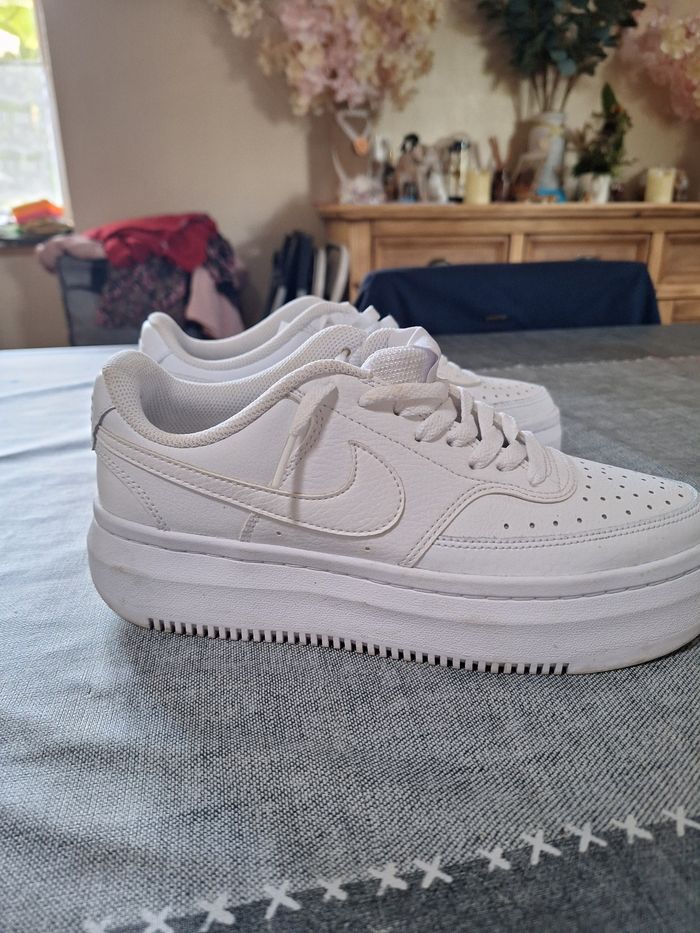 Vends baskets blanche vision alta Nike - photo numéro 2