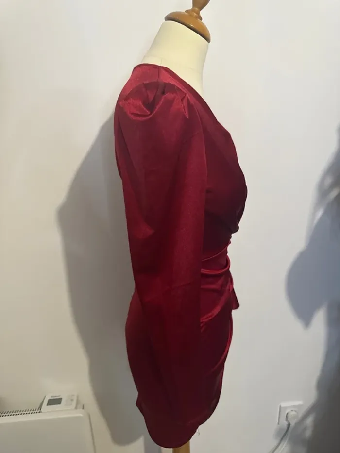 Robe femme rouge satinée - Taille S/M - Pineapple Moda - Neuve avec étiquette - photo numéro 3