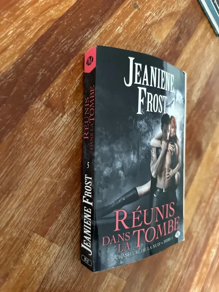 Livre réunis dans la tombe - photo numéro 2