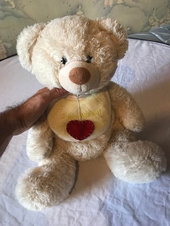 Gros Ourson Beige Bavette Jaune Ecriture I Love Mummy Petit Cœur Rouge Peluche Petits Enfants Bébés