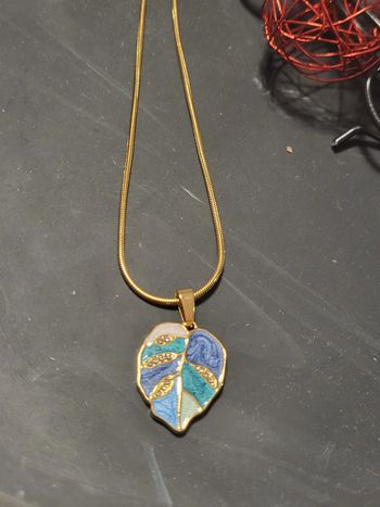 Collier pendentif en acier inoxydable avec feuille bleu 50-55 cm