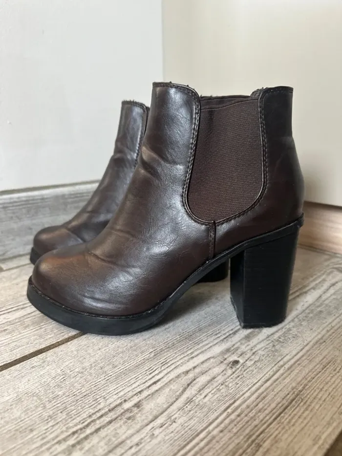 Paire de bottines à talons semelle cuir taille 38 marron foncé