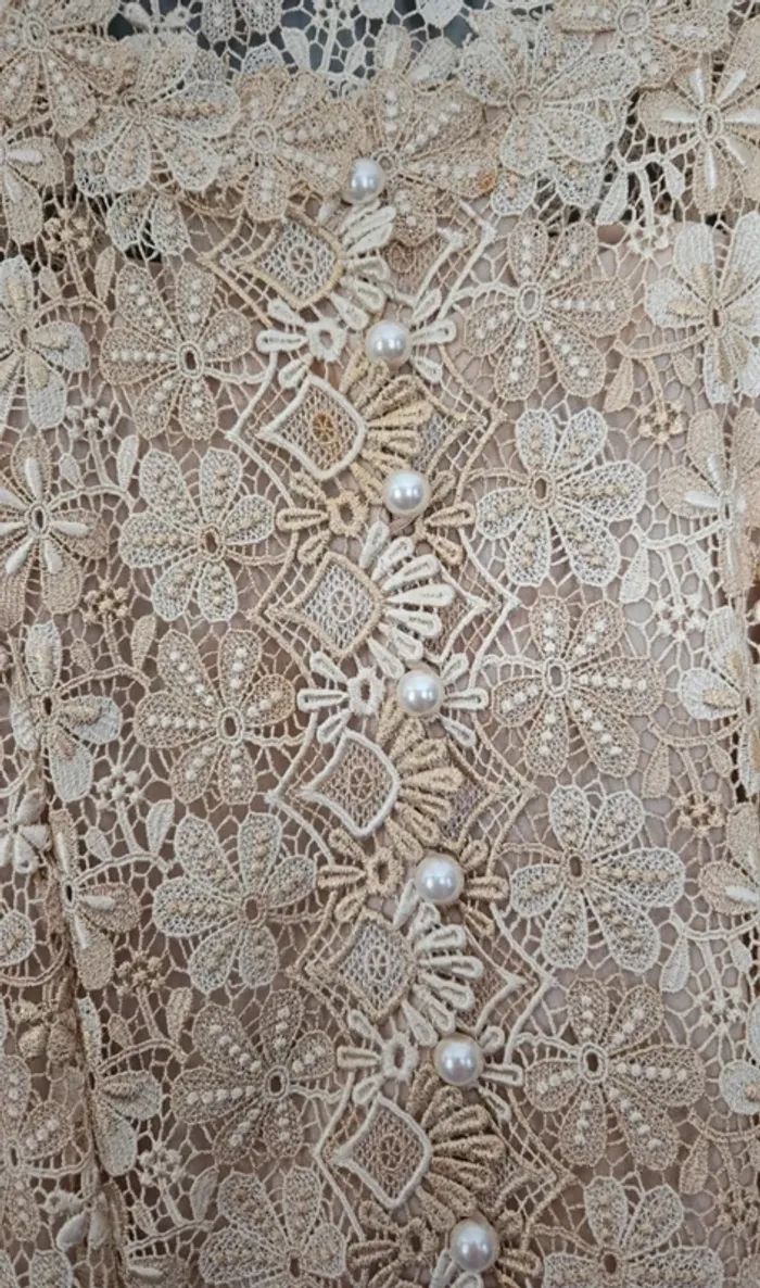 Blouse dentelle romantique- boutons perles - T50/52 - photo numéro 2
