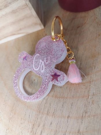 Porte clé tétine  bébé fille avec pompon rose