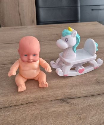 Petite poupée avec cheval à bascule