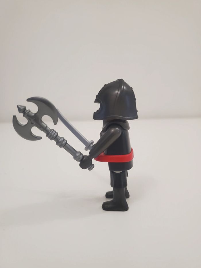Playmobil Médiéval un Chevalier Guerrier avec casque, épée, hache très bon état - photo numéro 3