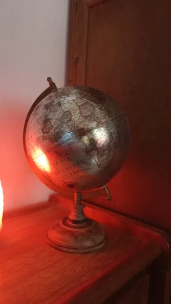 Globe terrestre doré