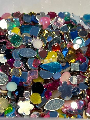 A154 lot de divers petits cabochons strass plastique
