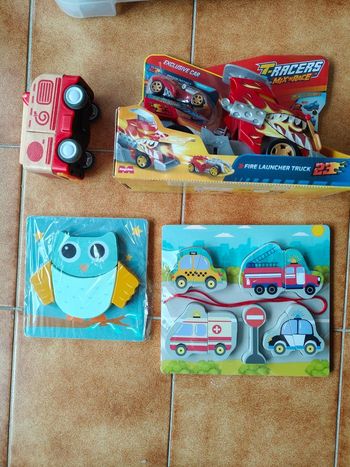 Lot 5 jouets en bois et voitures 