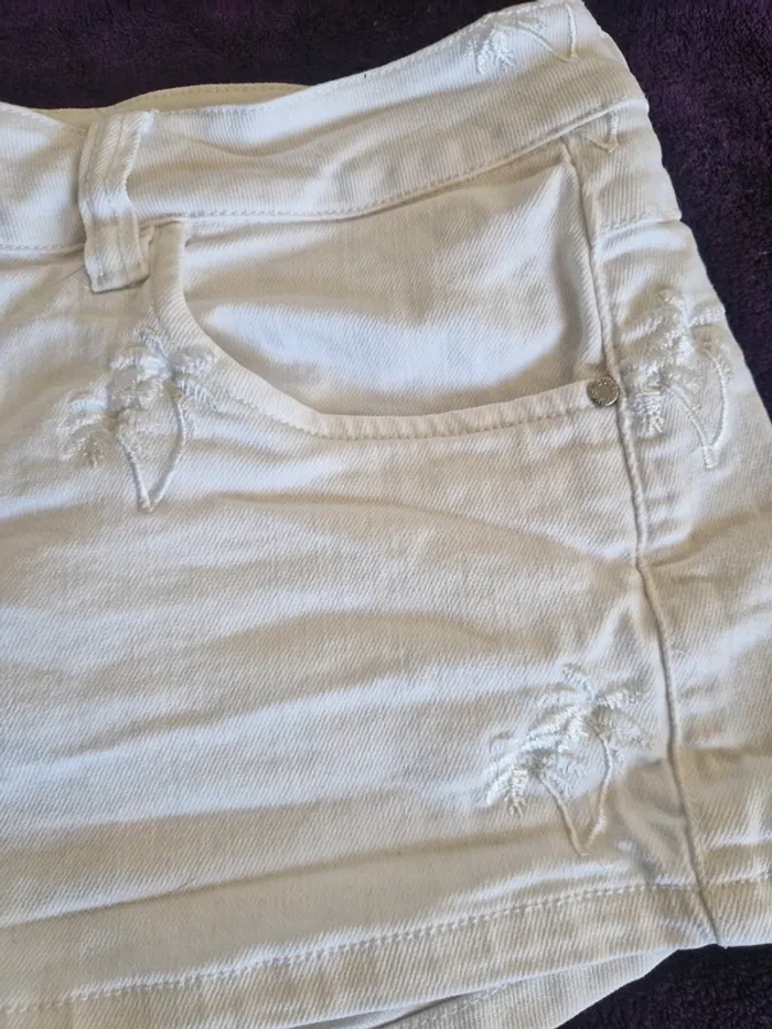 Short blanc Guess avec decor palmiers taille US 27 - photo numéro 2