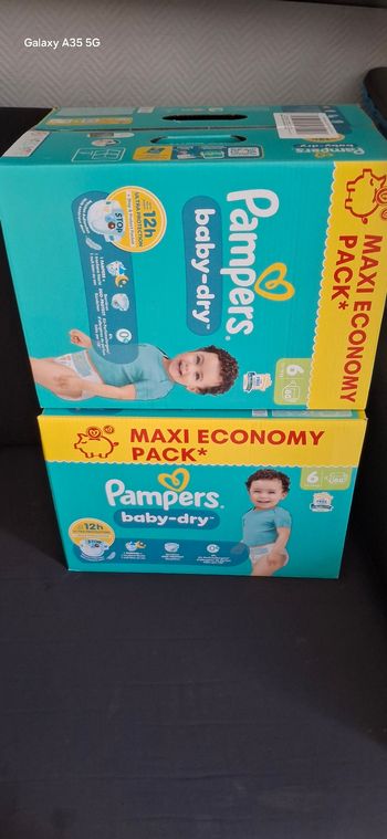 Lot de deux cartons couches pampers taille 6