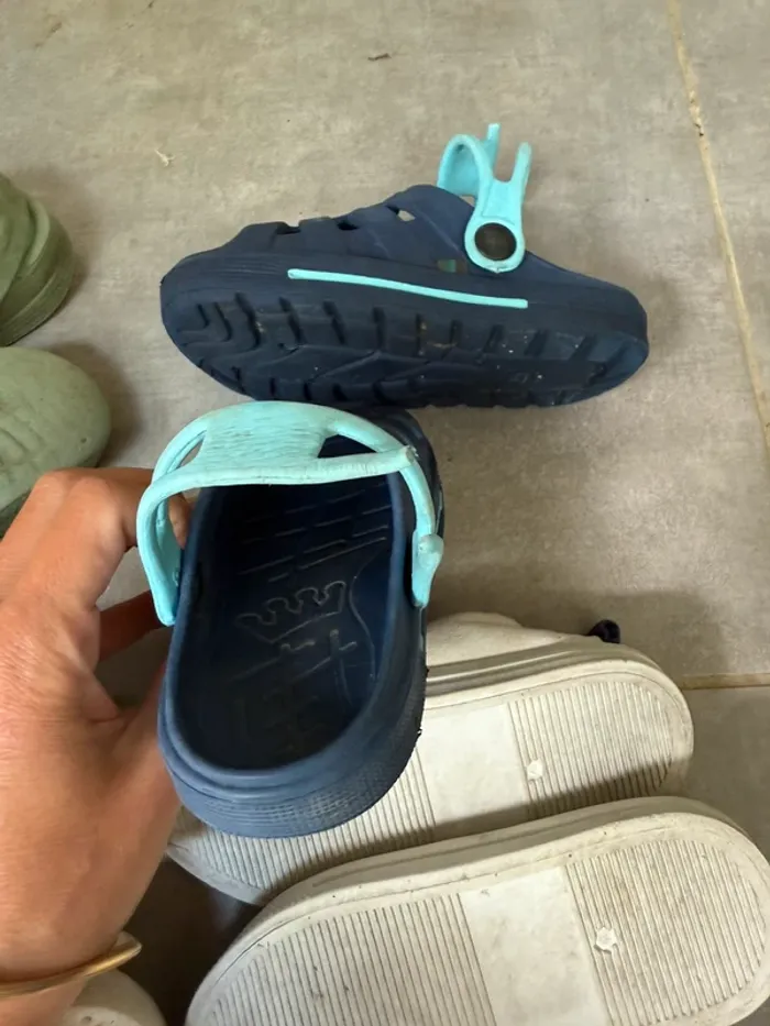 Lot 4 paires chaussures baskets toiles Mickey + crocs sabots pointure 25 - photo numéro 7
