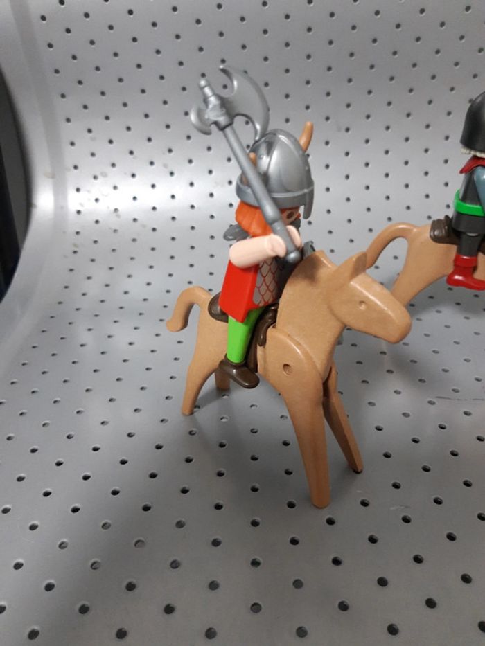 😺 lot 2 chevaliers playmobil avec 2 chevaux 😺 - photo numéro 3