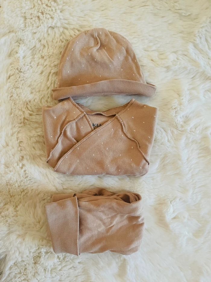 Ensemble bébé 1 mois Kiabi – body cache-cœur, bonnet, pantalon – parfait état - photo numéro 2