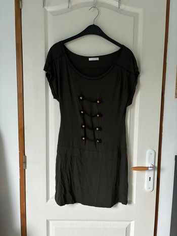 Robe à manches courtes marron avec boutons dorés