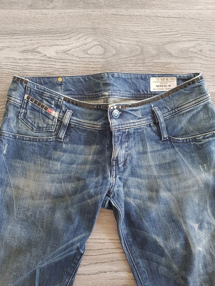 Véritable jeans Diesel avec brillants noirs
