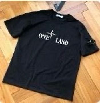 Cet ensemble de vêtements se compose de deux pièces coordonnées de couleur noir uni, offrant un style à la fois décontracté et moderne.
