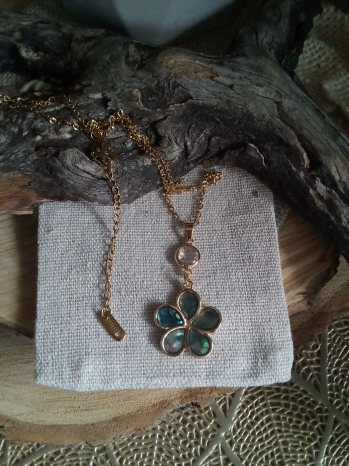 Collier fleur en ormeaux et connecteur en cristal de roche - photo numéro 2