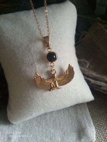 Collier déesse égyptienne ailée et pierre naturelle d'obsidienne