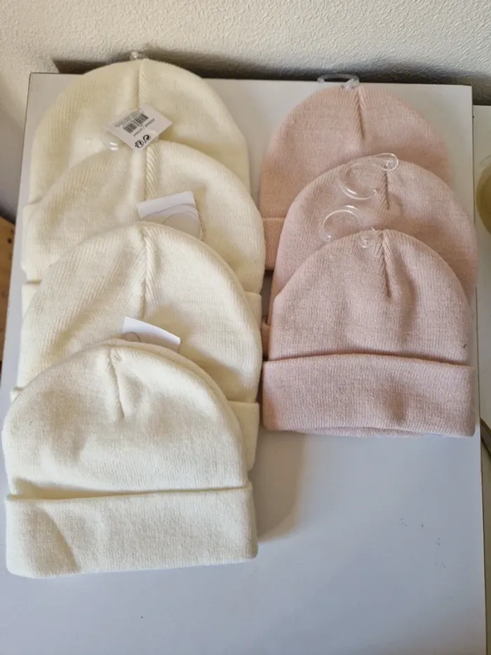 Bonnet blanc et rose