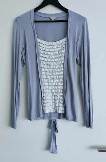 T shirt gris a volants blancs. Jacqueline Riu. Taille 40 / 42