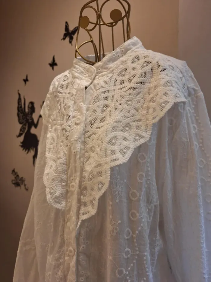 Chemise blanche brodée & dentelle