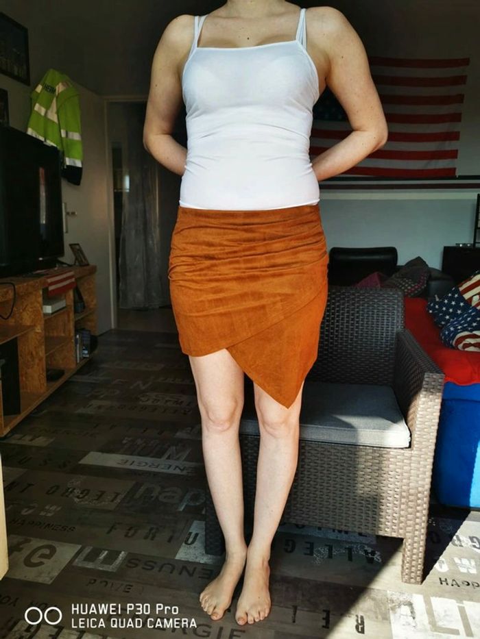 Jupe courte, moulante - photo numéro 2