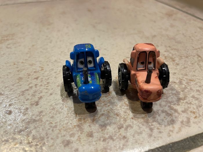 Lot de 2 mini racers Cars Tracteurs (rares)