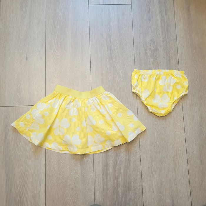 Jupe et bloomer assortis, couleur jaune. Fille 23 mois. Marque Obaibi