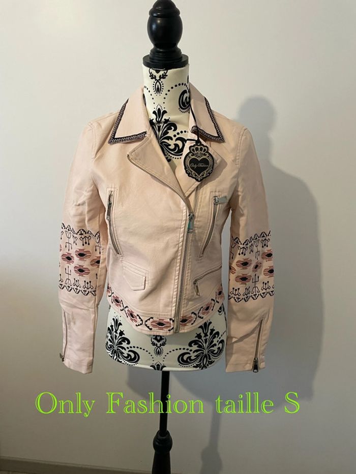 Veste blouson rose clair similicuir motif broderie noir et rose foncé neuf Only Fashion taille S