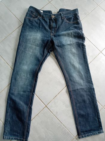 Pantalon regular.