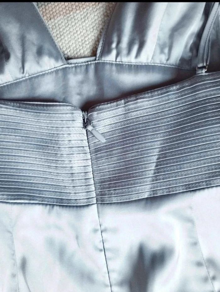 Robe  crayon empire  -  Satin  - gris  argenté - House  of  CB  - S=XS  actuel  - Neuve - photo numéro 10
