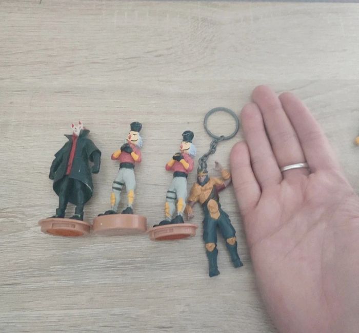 Lot figurine tampons et porte clef fornite - photo numéro 4
