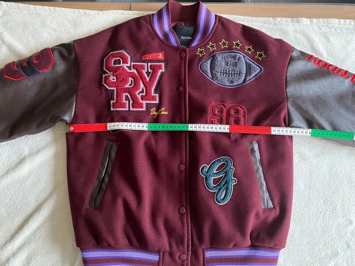 Blouson Teddy Bershka neuf avec étiquette taille XS bordeaux avec motifs - photo numéro 15