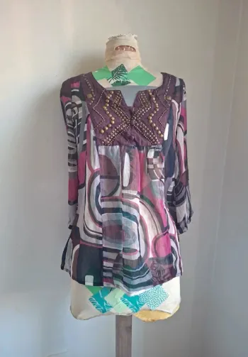 Blouse transparente avec détails cloutés, neuve, taille 40